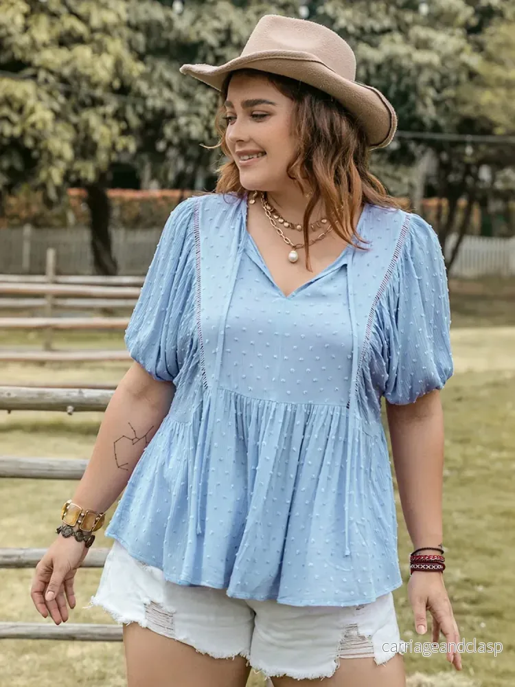 Plus size blus i ljusblå swiss dot – feminin med knytning och mjukt fall - Bild 2