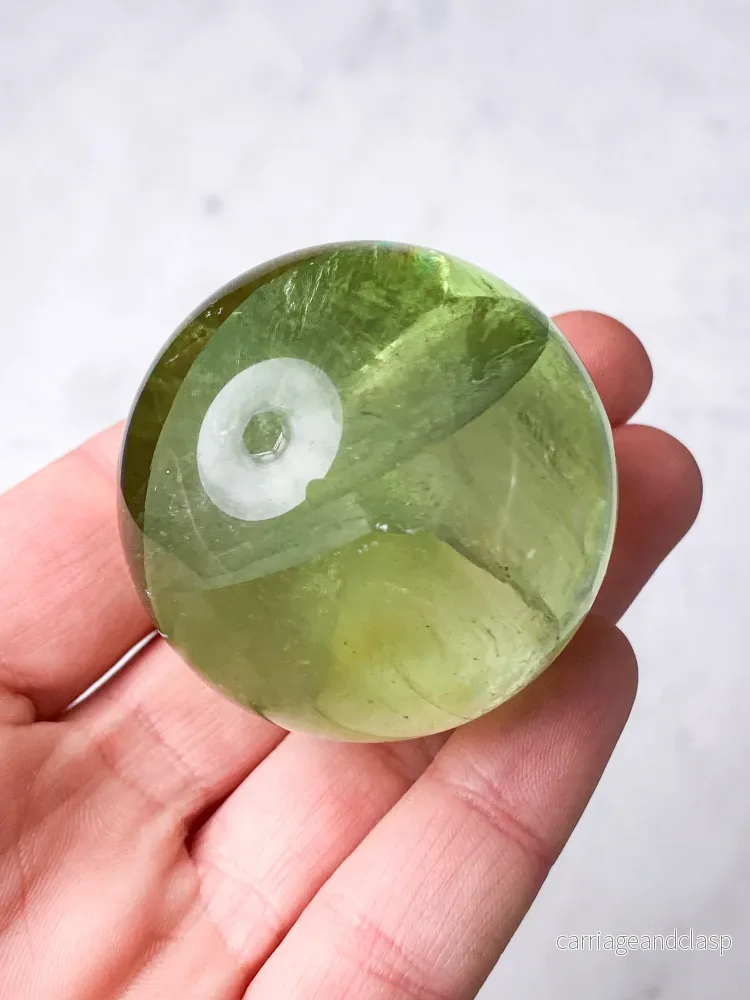 Regnbågsäppelgrön fluoritkula (nr 3) - Bild 2