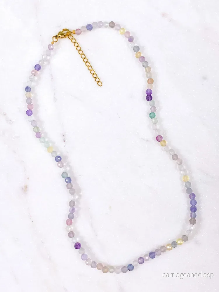 Halsband med fasetterat regnbågsfluorit
