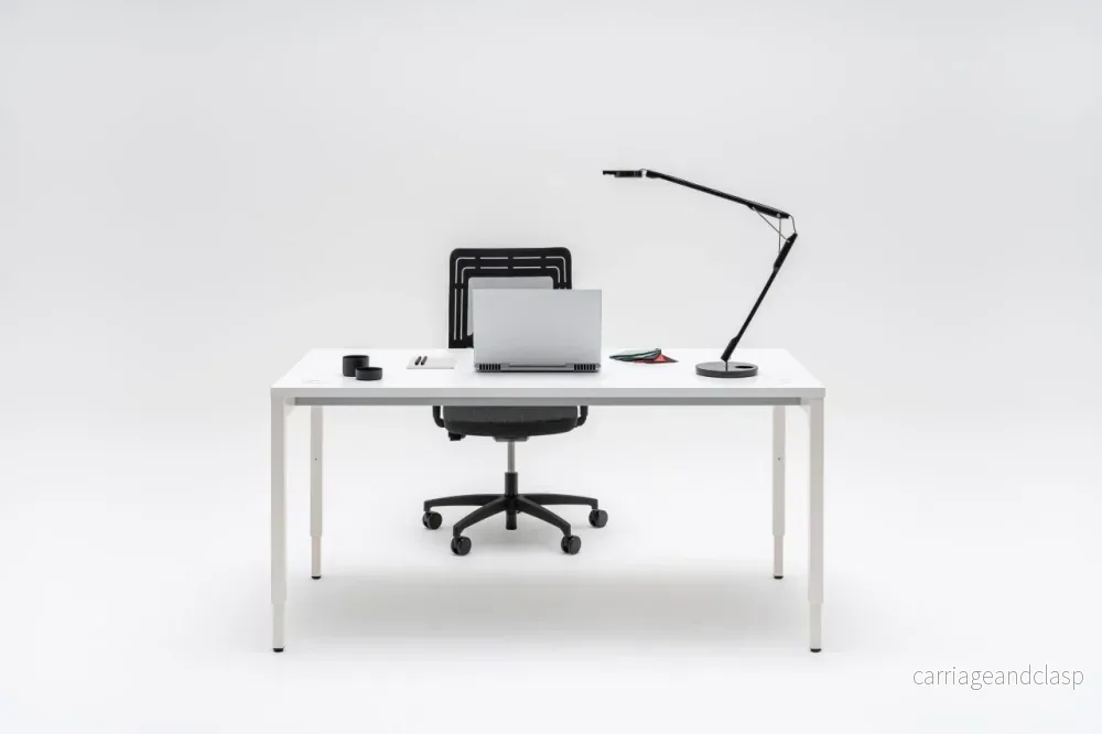 Ogi Y skrivbord, manuellt höj- och sänkbart Ogi Y skrivbord, manuellt höj- och sänkbart