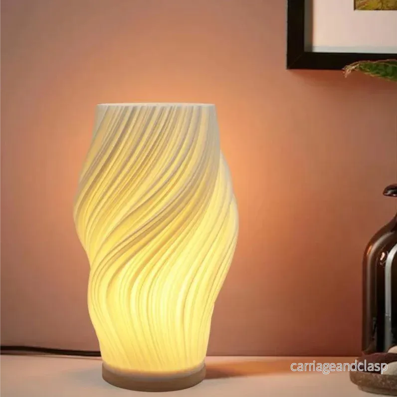 LunaSwirl | Lyxig Modern Swirl LED Bordlampa – Elegant Stämningsbelysning | Veska LunaSwirl | Lyxig Modern Swirl LED Bordlampa – Elegant Stämningsbelysning | Veska