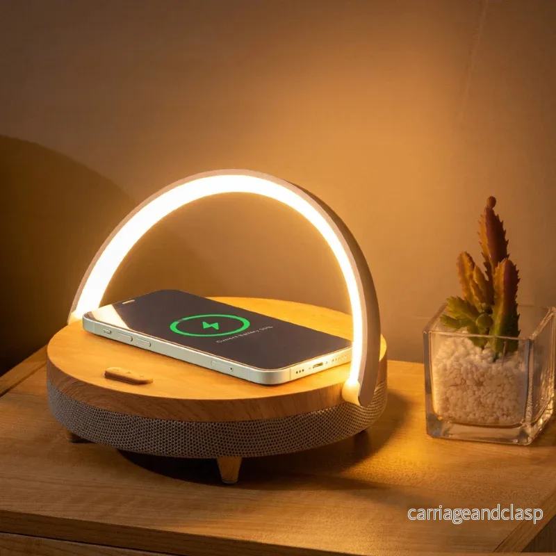 Bordslampa med trådlös laddare och Bluetooth-högtalare | Veska Bordslampa med trådlös laddare och Bluetooth-högtalare | Veska