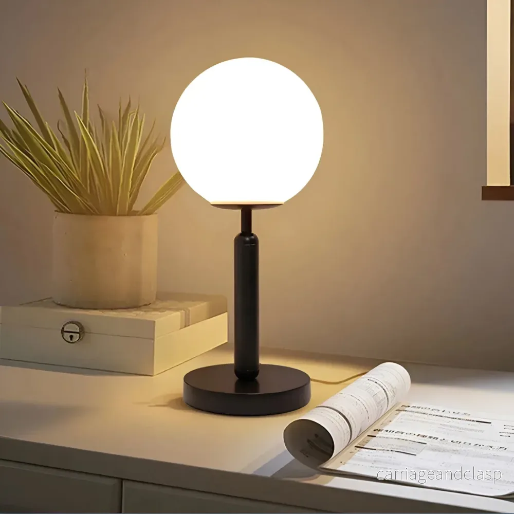 Veska | SphereShine Luxe Bordslampa av Glas & Mässing – Elegans och LED
