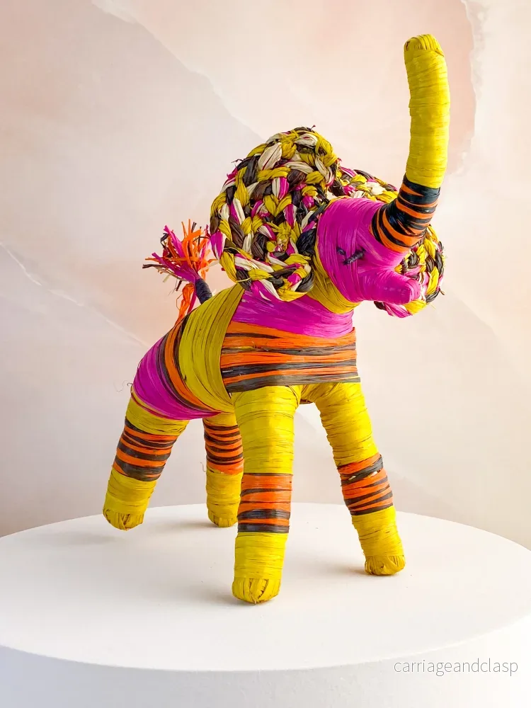 Hand -tråkig elefant från Madagaskar - Bild 2