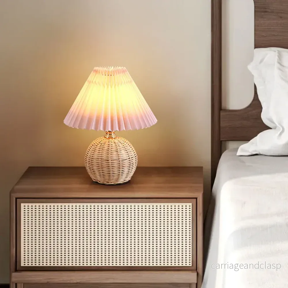 Modern Bordslampa med Vit Fållad Skärm | Veska - Bild 3