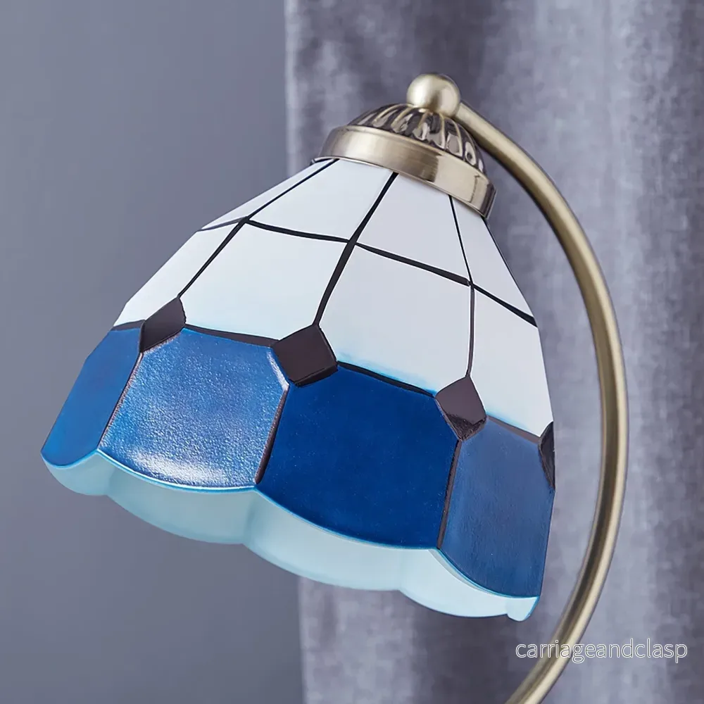 LuxePetal – Vit och blå glasblommig bordslampa i guld | Veska - Bild 3