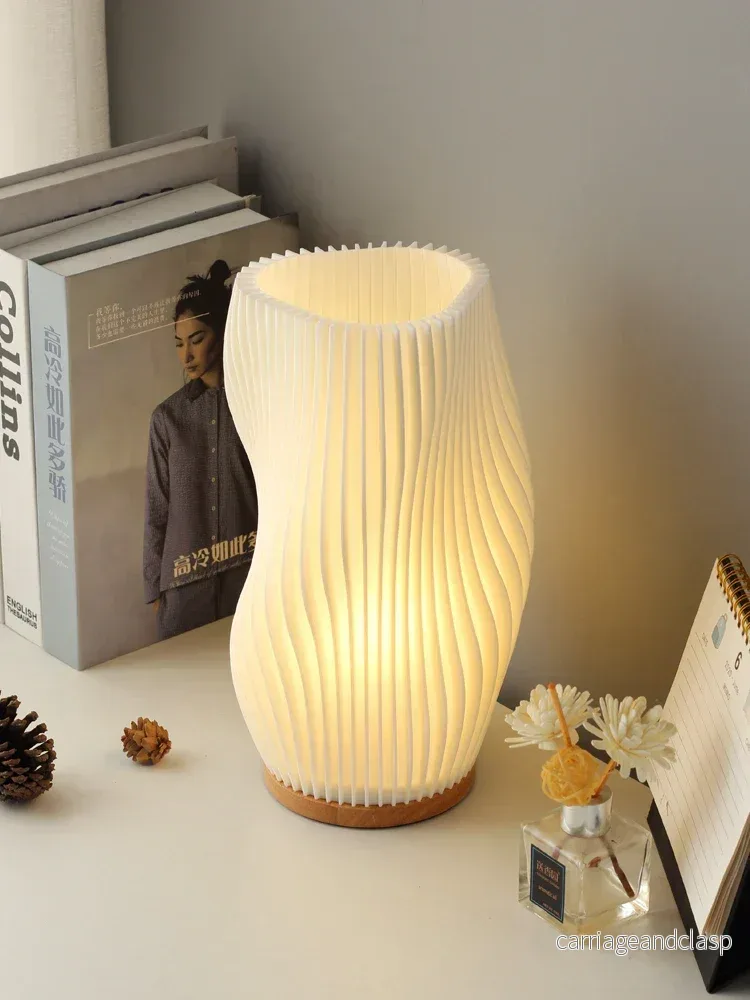Veska | Frenchlight Bordslampa - Elegant Plisserad Bordslampa i Fransk Kräm för Atmosfäriska Utrymmen - Bild 2