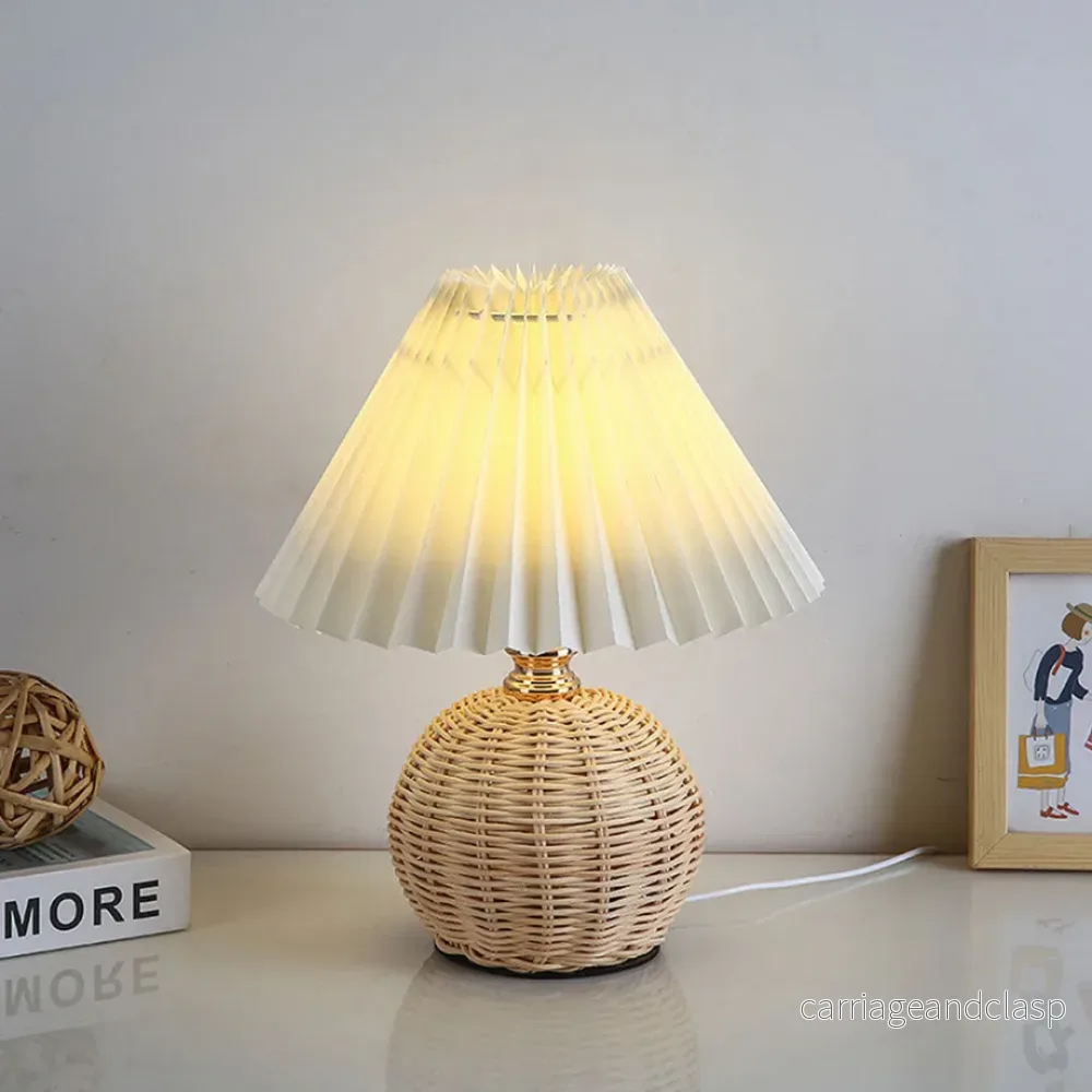 Modern Bordslampa med Vit Fållad Skärm | Veska - Bild 2