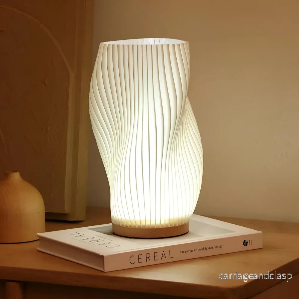 DreamWave – Modern krämfärgad 3D våglampa med elegant metallbas | Veska