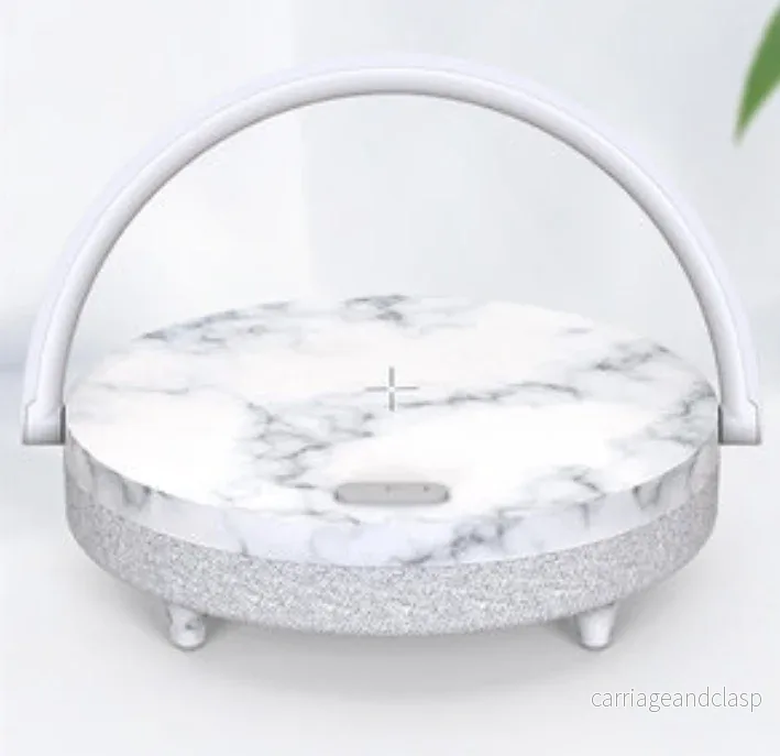 Multifunktionell Sängbordslampa, med Telefon Trådlös Laddare, Telefonhållare, Bluetooth-högtalare och Justerbar Ljusstyrka, för Hem & Kontor (US Kontakt) | Veska Multifunktionell Sängbordslampa, med Telefon Trådlös Laddare, Telefonhållare, Bluetooth-högtalare och Justerbar Ljusstyrka, för Hem & Kontor (US Kontakt) | Veska