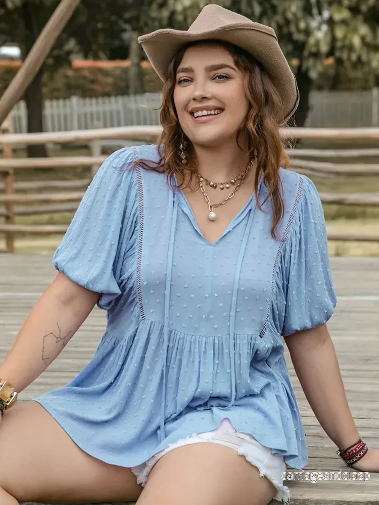 Plus size blus i ljusblå swiss dot – feminin med knytning och mjukt fall - Bild 3
