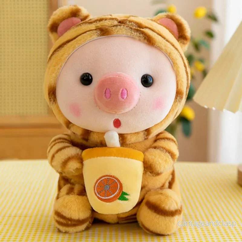Söt Gris i Tigerdräkt – Kawaii Mjukisdjur 22-25cm med Apelsindricka