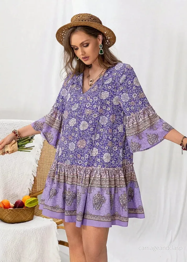 Plus size blommig miniklänning i lavendel – med volang och bohemisk känsla