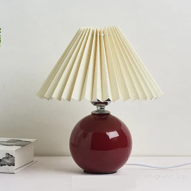 Elegant bordslampa i vintage-stil – antik design med veckad lampskärm, retro bordslampa för vardagsrum och sovrum, dekorativ och stilren | Veska