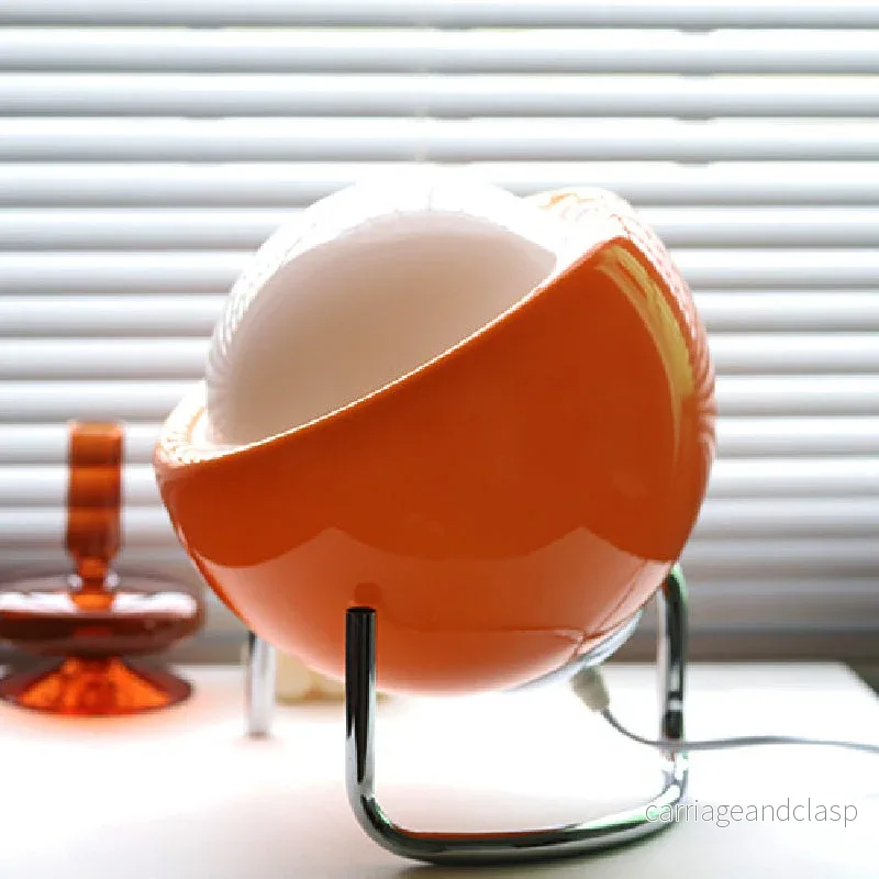 Stilren retro bordslampa som kombinerar Bauhaus-estetik och medeltida design | Veska Stilren retro bordslampa som kombinerar Bauhaus-estetik och medeltida design | Veska