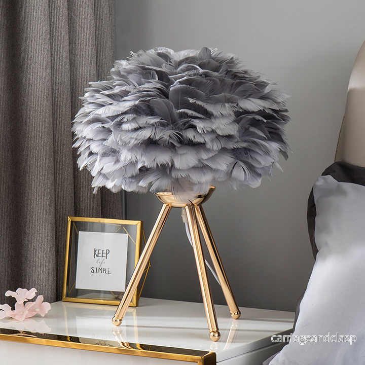 Blossom Bordslampa – Elegant Fjäderdesign med Dimbart Ljus | Veska Blossom Bordslampa – Elegant Fjäderdesign med Dimbart Ljus | Veska