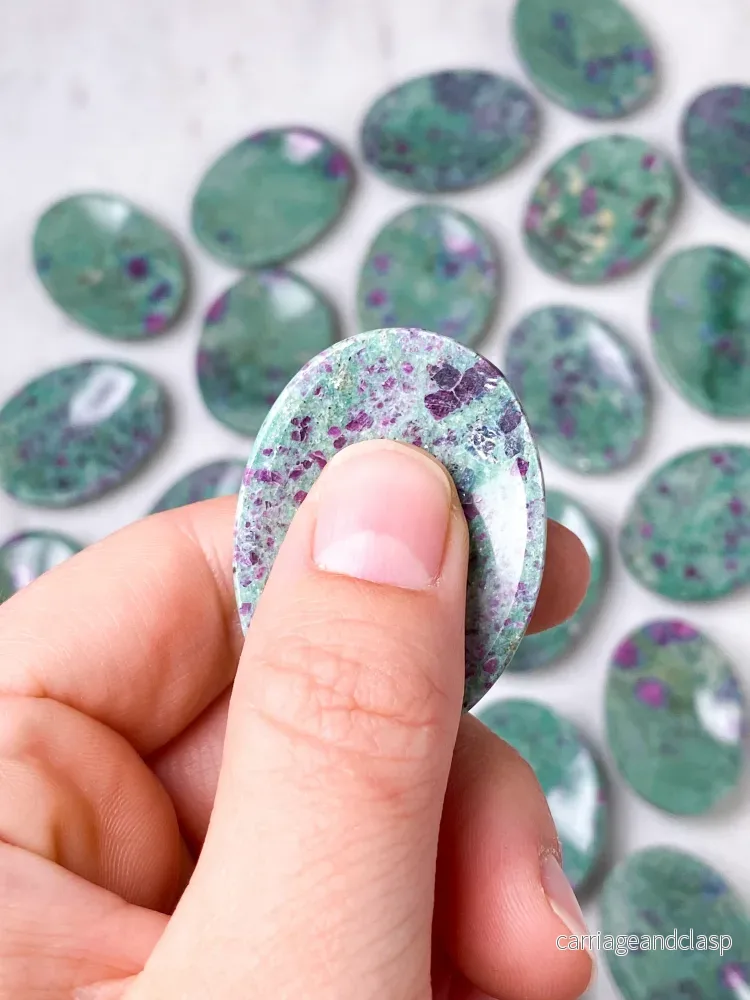 Rubin i Fuchsite Worrystone - Bild 3
