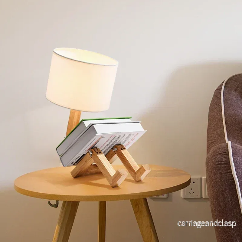 Veska | Lekfull Robot Bordslampa - tillverkad av Hållbart Trä för Kreativa Utrymmen - Bild 2