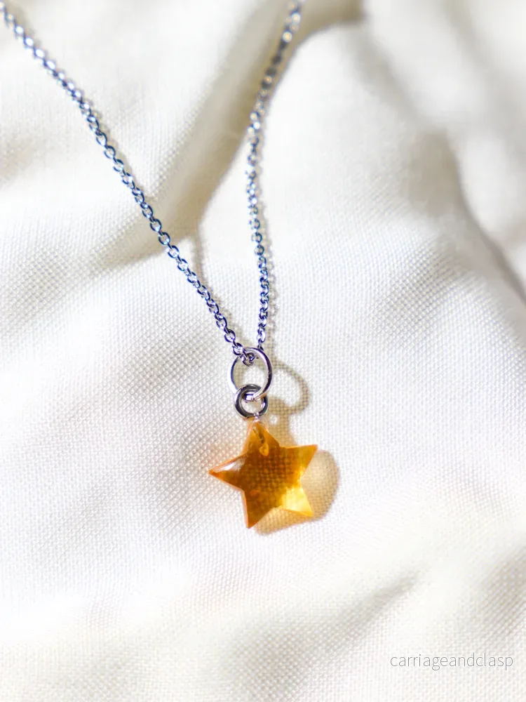 Halsband med petit hjärta i blått kalcedon Halsband med petit hjärta i blått kalcedon