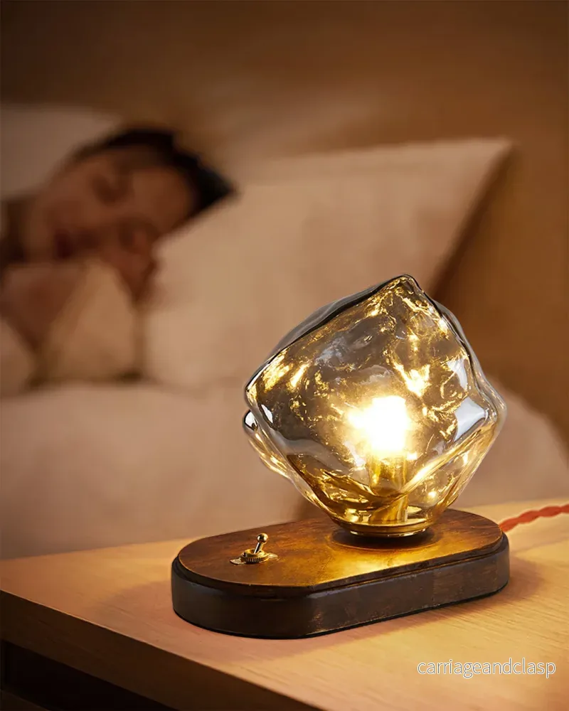 RusticLume – Amber Glas och Trä Bordslampa | Veska