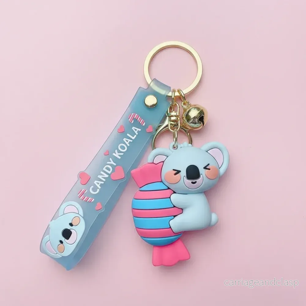 Nyckelring Blå Koala med karamell – Kawaii Accessoar för Väskor & Nycklar Nyckelring Blå Koala med karamell – Kawaii Accessoar för Väskor & Nycklar