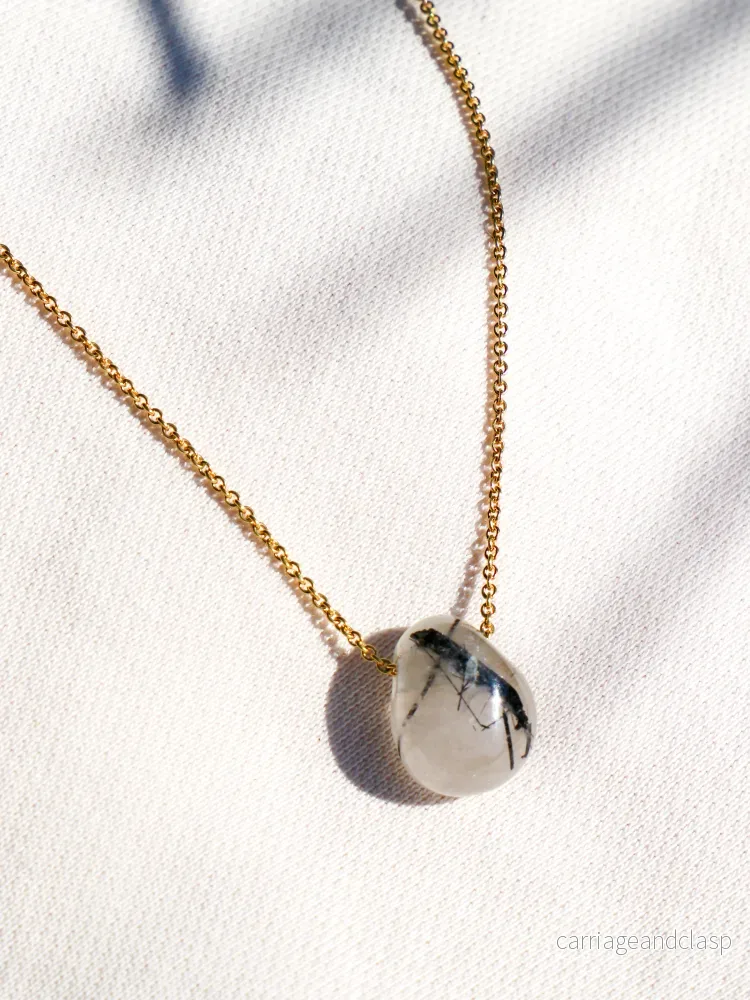 Litet halsband med turmalinkvartsdroppar