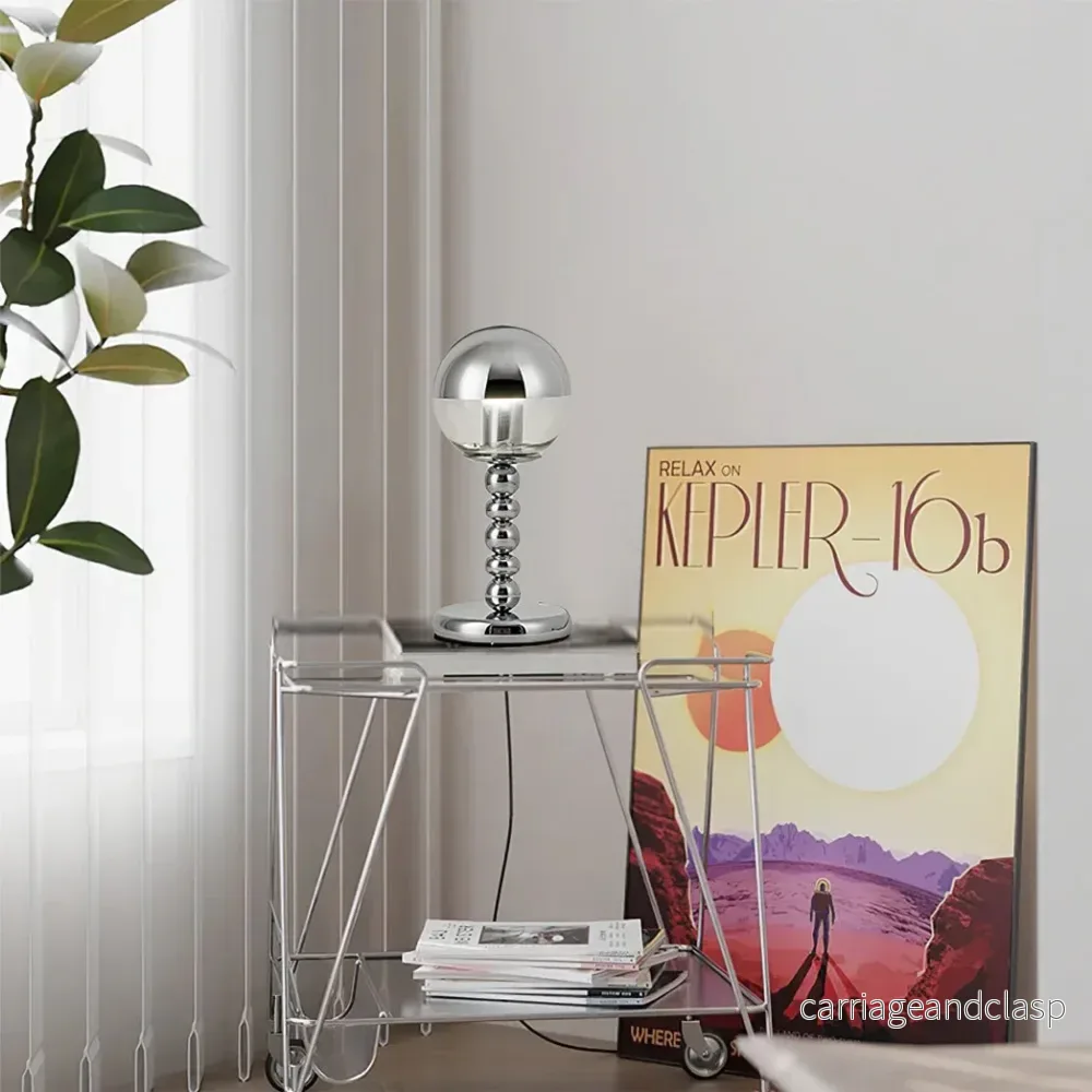 MirrorGlow – Minimalistisk Krom Bords Lampа | Veska - Bild 3