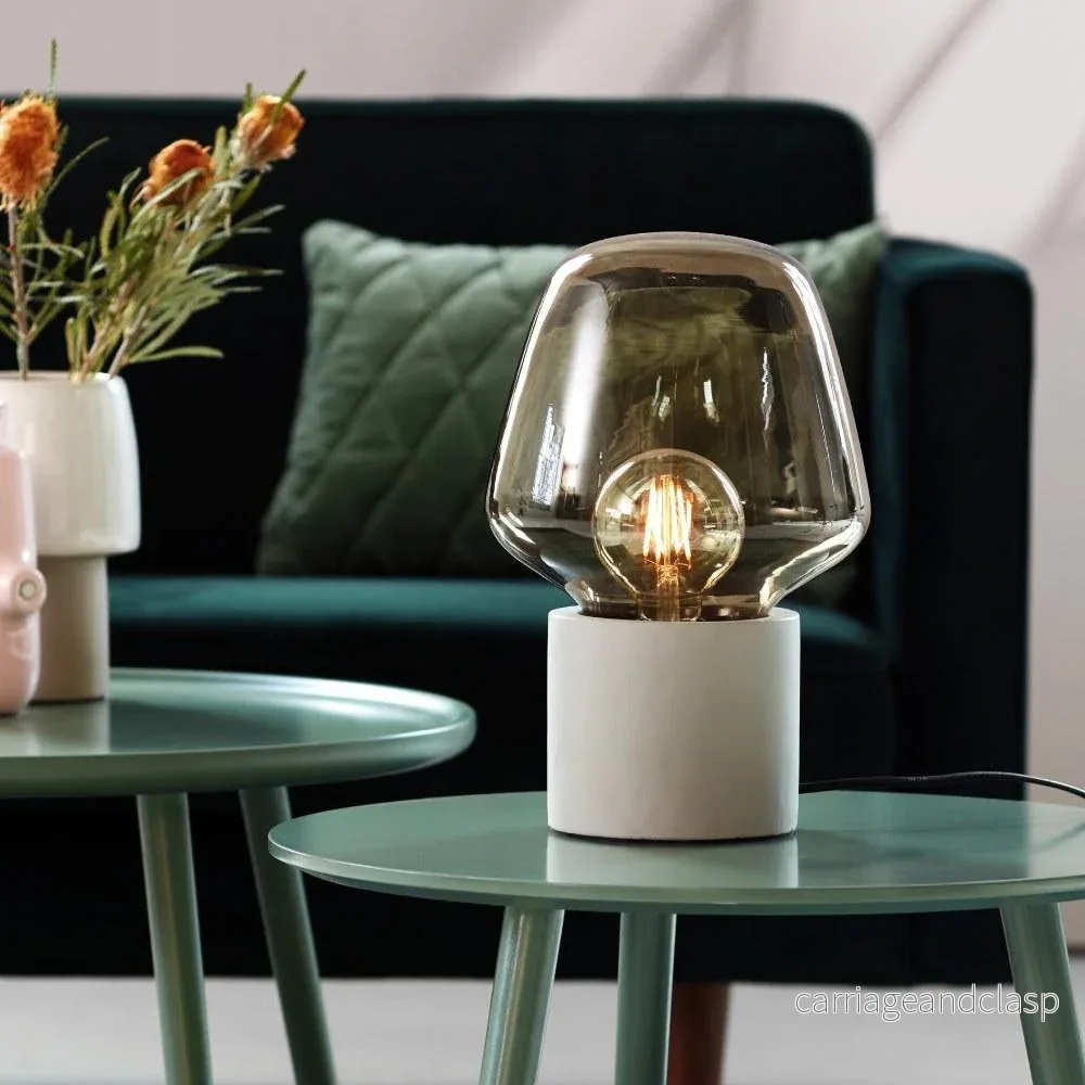 Veska | Elegant CementGlo Petite Table Lamp - för en Lyxig Interiör