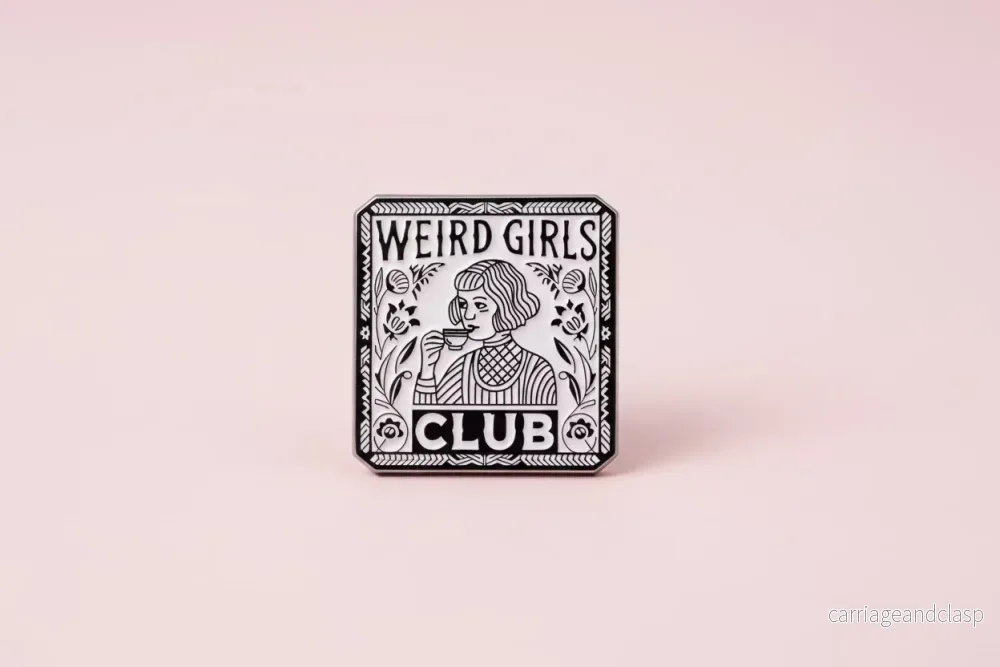 Pin – ”Weird girls club” Pin – ”Weird girls club”