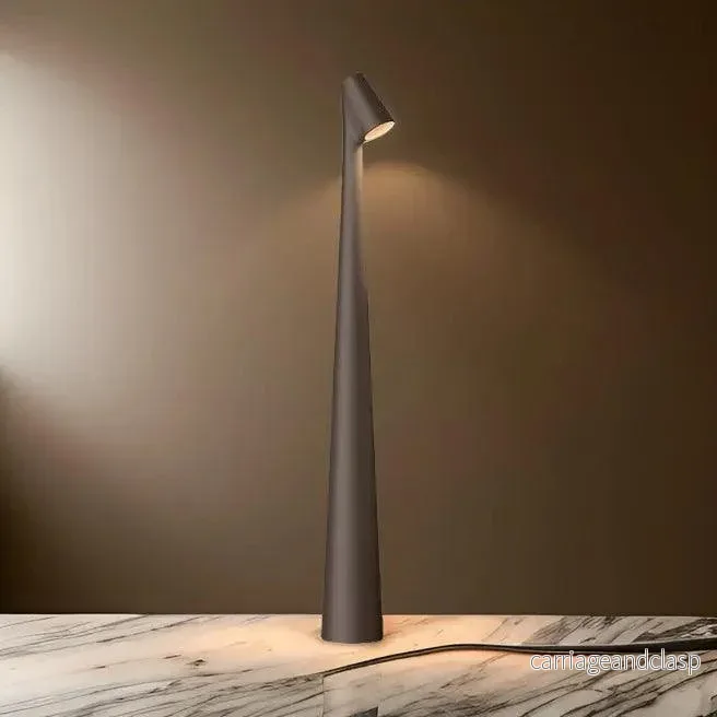 Dorsø – L’ummiere D’apol bordlampa | Veska Dorsø – L’ummiere D’apol bordlampa | Veska