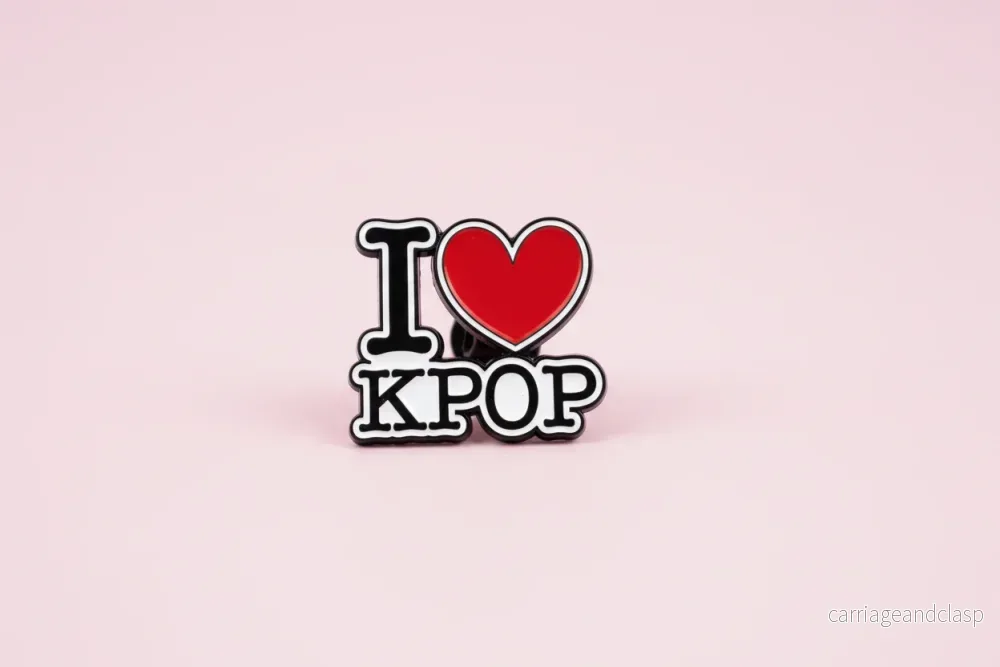 Pin – ”I ❤️ KPOP” Pin – ”I ❤️ KPOP”