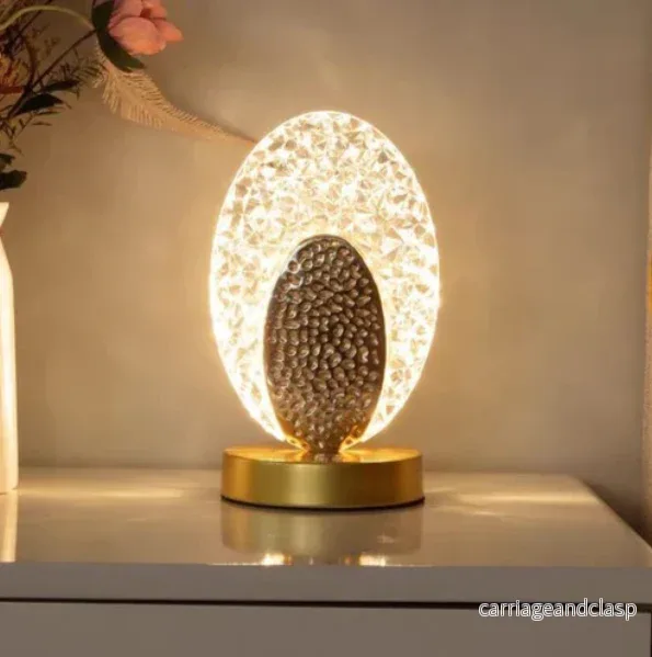 Elegant bordslampa i påfågeldesign | Veska