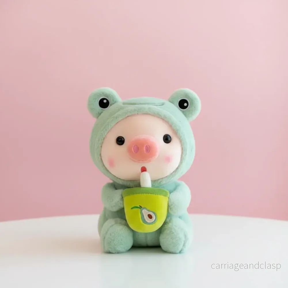 Gris i Groddräkt Plushie 25cm – Söt Mjukisdjur med Avocado Dryck