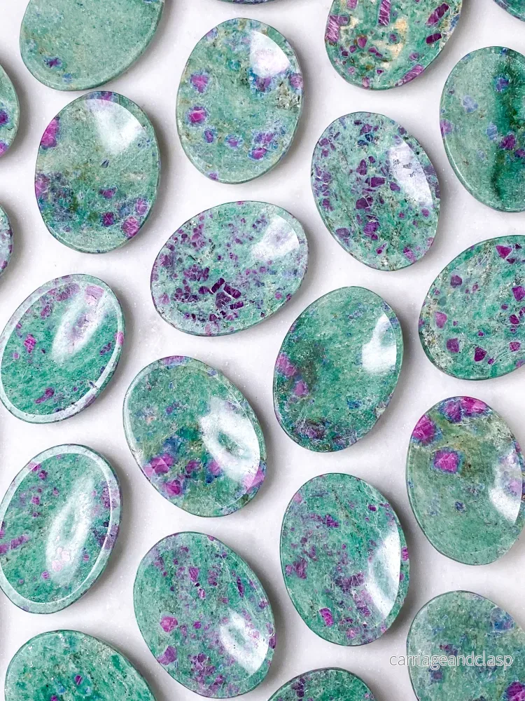 Rubin i Fuchsite Worrystone - Bild 2