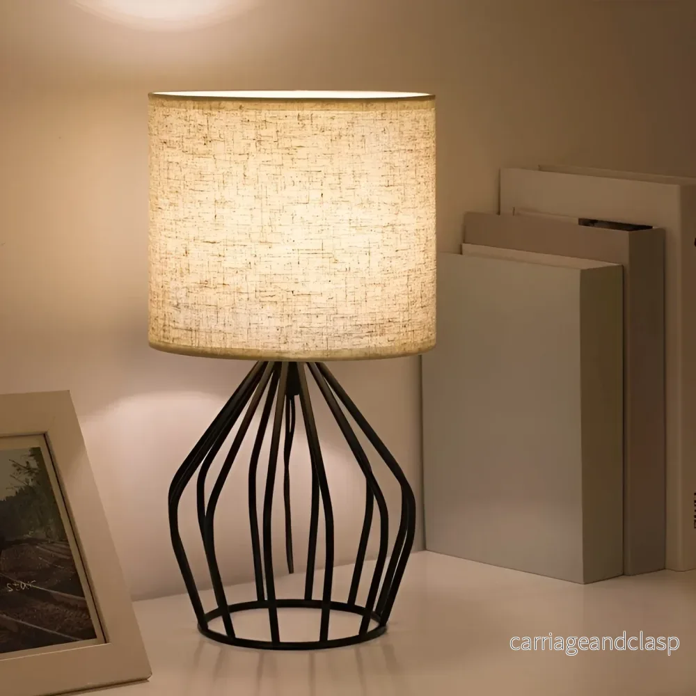 Veska | Elegant Bordslampa med Linneskärm och Metalbas – Perfekt Belysning - Bild 3