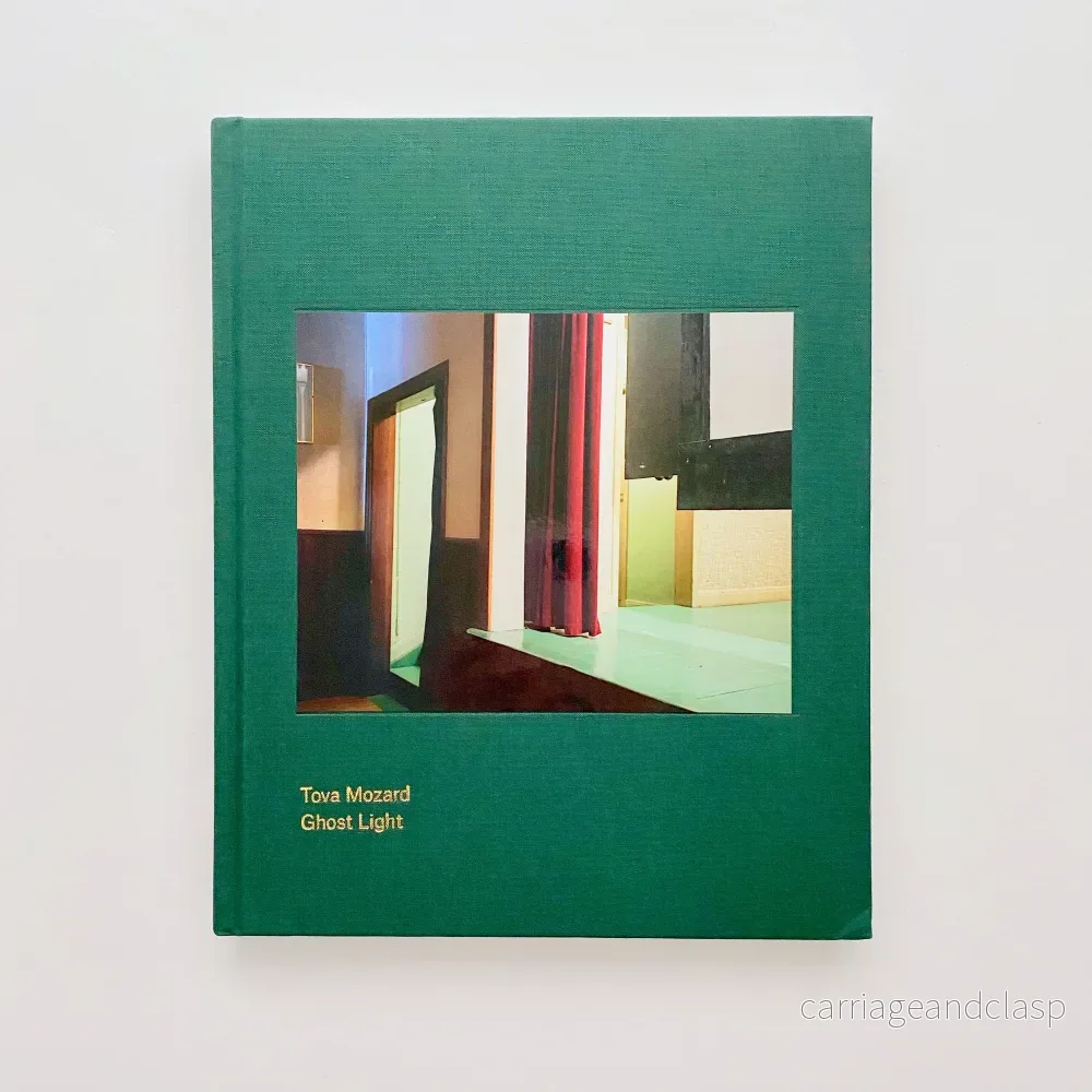 Boken "Ghost Light av Tova Mozard"