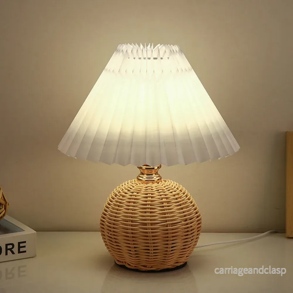 Modern Bordslampa med Vit Fållad Skärm | Veska