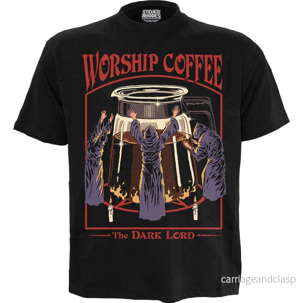 STEVEN RHODES – WORSHIP COFFEE – Front Print T-Shirt Svart