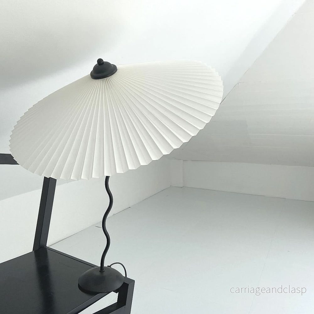 Squiggle Umbrella Table Lamp – Modern Twirl Design med kromfinish | Veska