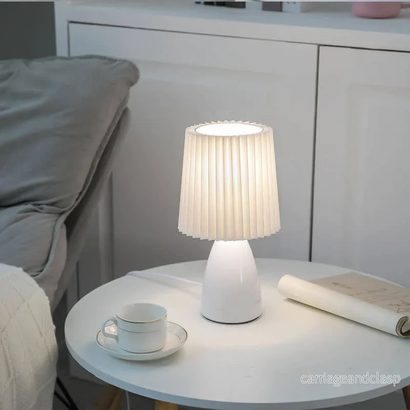Skandinavisk retro bordslampa med vevad skärm och glasbas | Veska