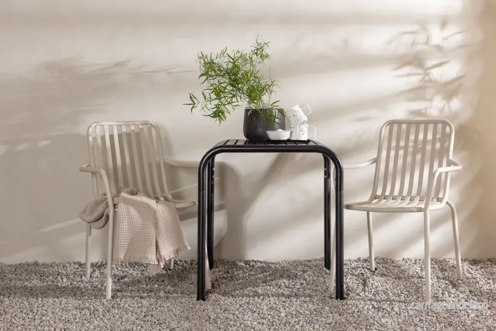 Borneo & Peking Cafebord Svart + Matstolar Beige