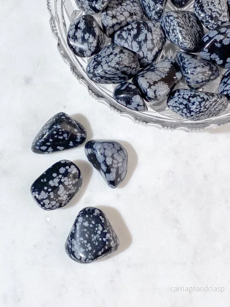 Snöflingor obsidian polerad