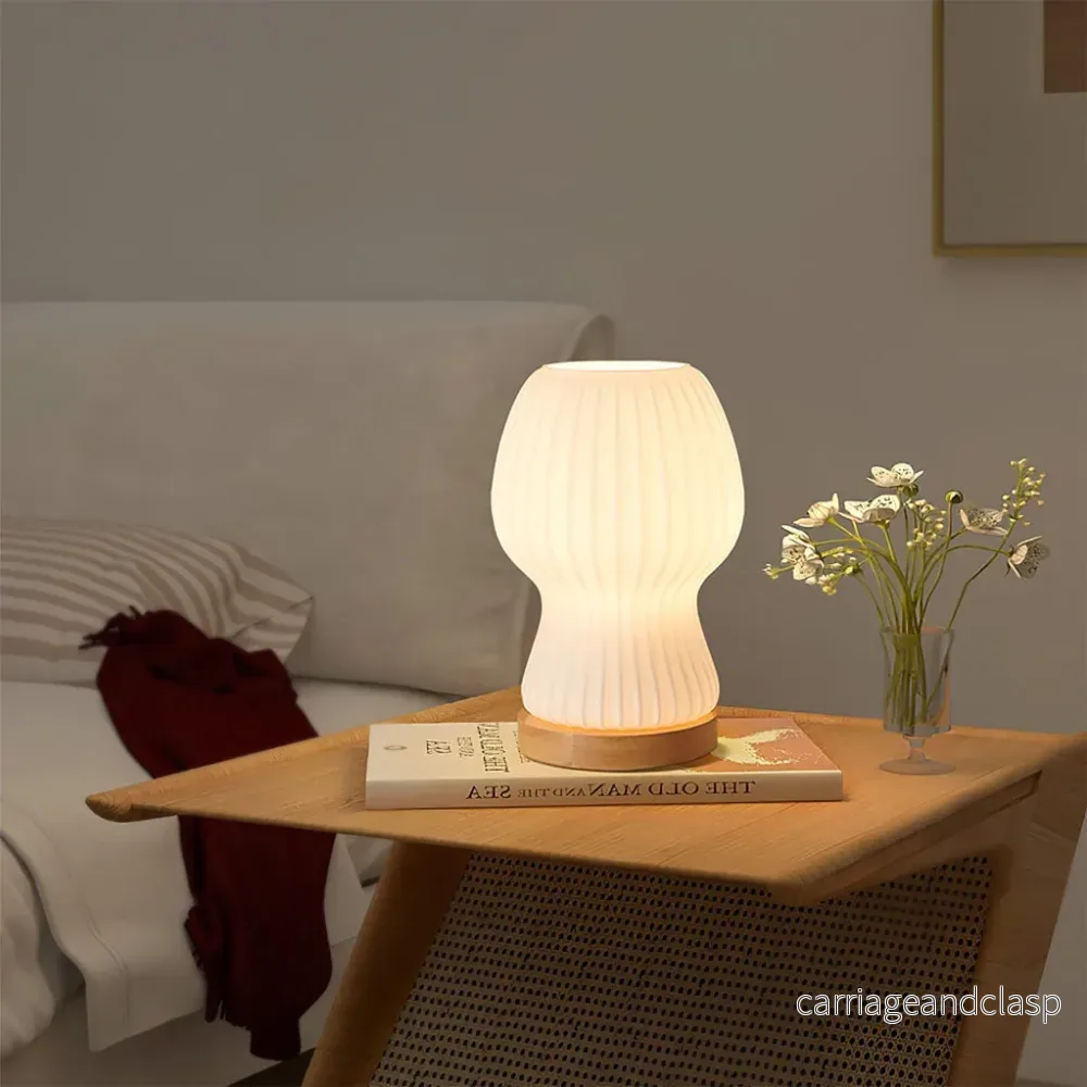 GlowBeam – Viktad glasbordslampa med träaccent | Veska - Bild 2