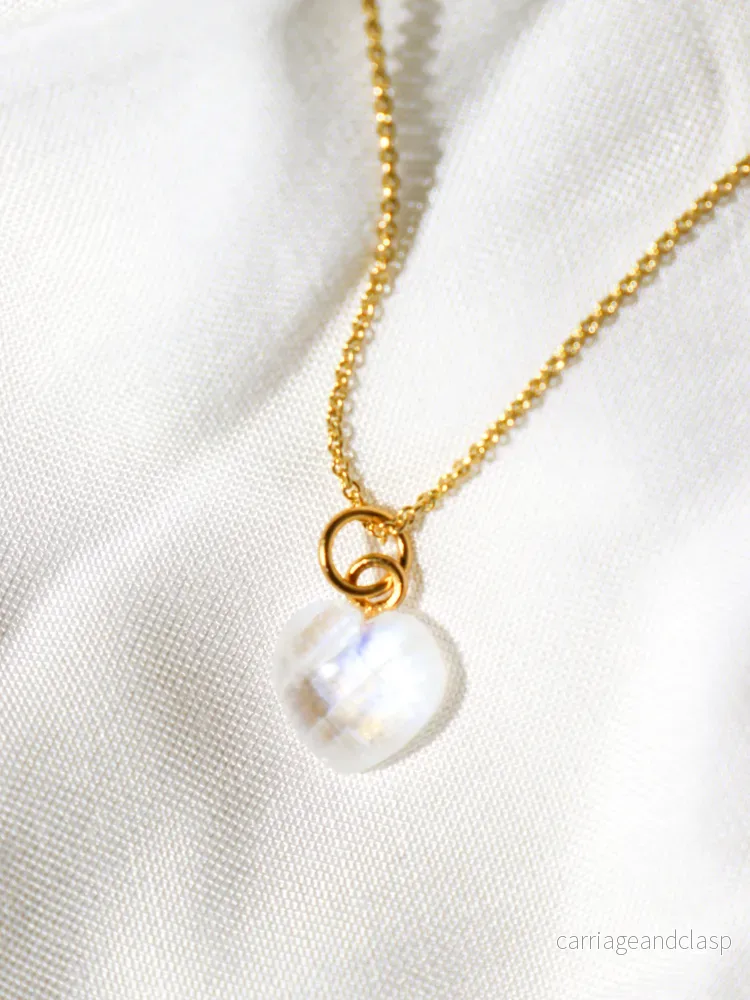 Halsband med petit hjärta i blått kalcedon Halsband med petit hjärta i blått kalcedon