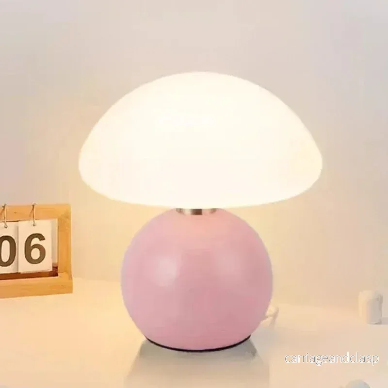 Veska | Elegant Cream Table Lamp – Atmosfärisk Belysning för Hem