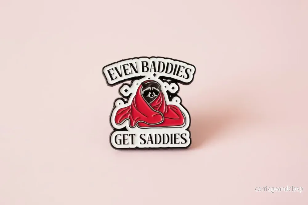 Pin – ”Even baddies get saddies” Tvättbjörn Pin – ”Even baddies get saddies” Tvättbjörn