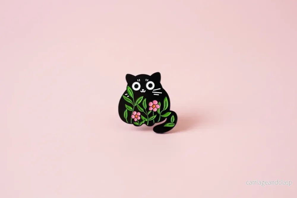 Pin – Svart katt med blommor Pin – Svart katt med blommor