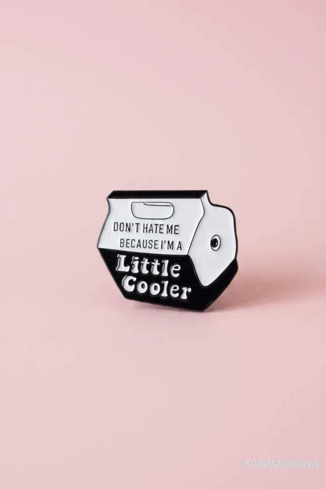 Pin -”Don’t hate me because I’m a Little Cooler” Svart