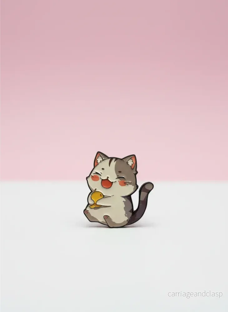 Pin – Glad katt med liten fågel Pin – Glad katt med liten fågel