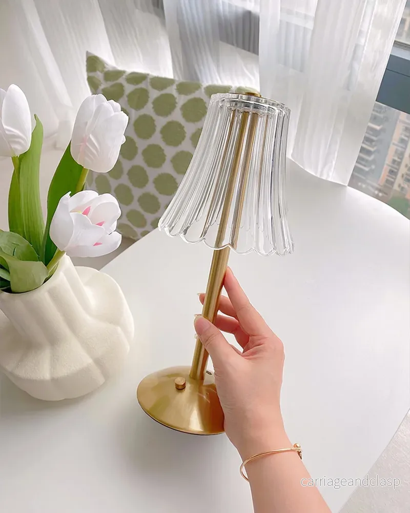 RadiantGold – Elegant Bärbar Bordslampa | Veska - Bild 3